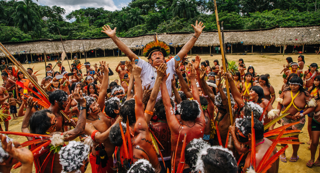 [ Xamã Davi kopenawa é alçado durante ritual na aldeia Xihopi, Terra Indígena Yanomami, no estado do Amazonas Christian Braga / ISA]