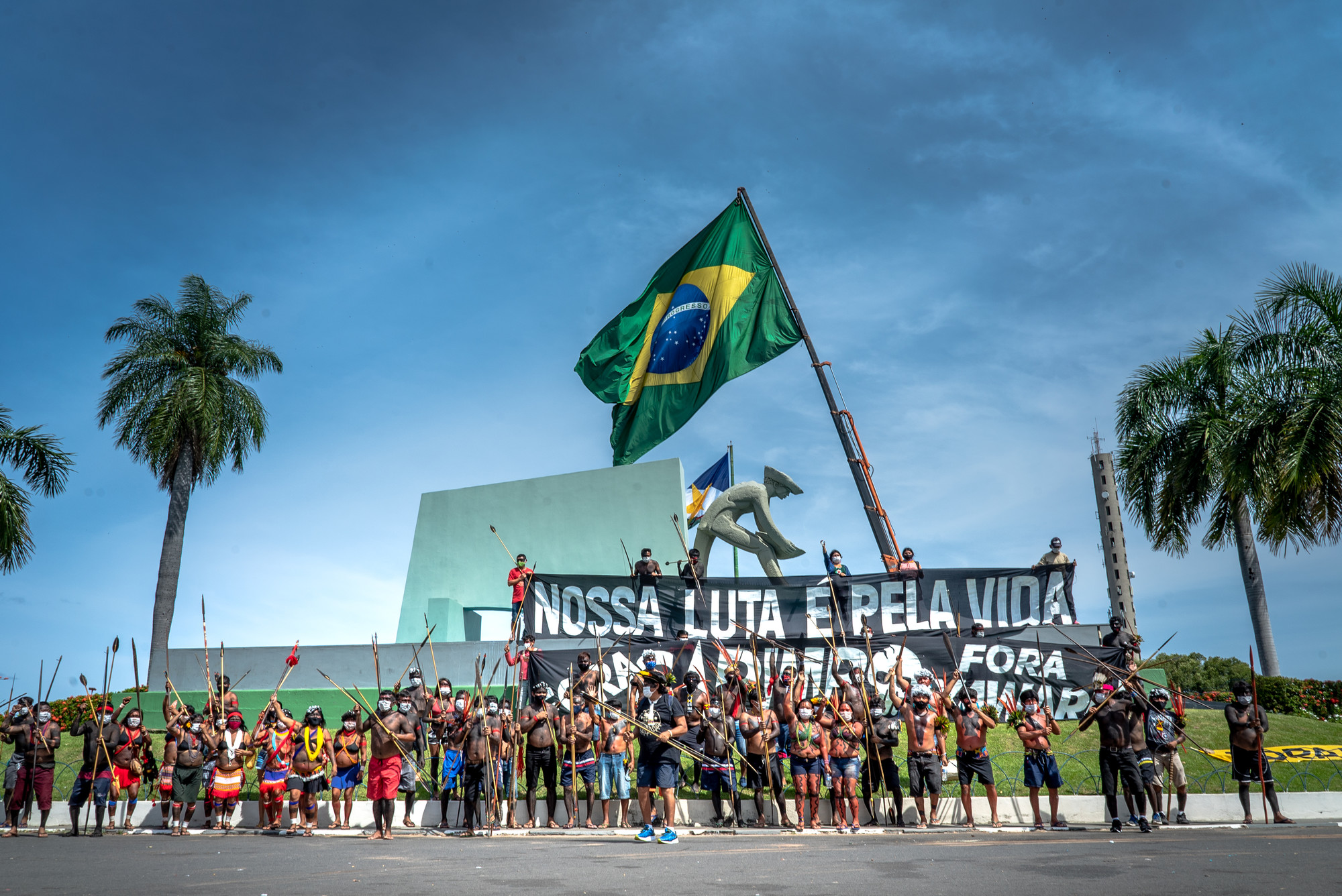 Lideranças da TI Yanomami promoveram manifestação pelas ruas de Boa Vista, capital de Roraima, e uma intervenção no Monumento ao Garimpeiro, no centro da cidade, denunciando a escalada da invasão garimpeira no território e o colapso do atendimento à saúde. Também foram entregues cartas às autoridades e órgãos públicos.